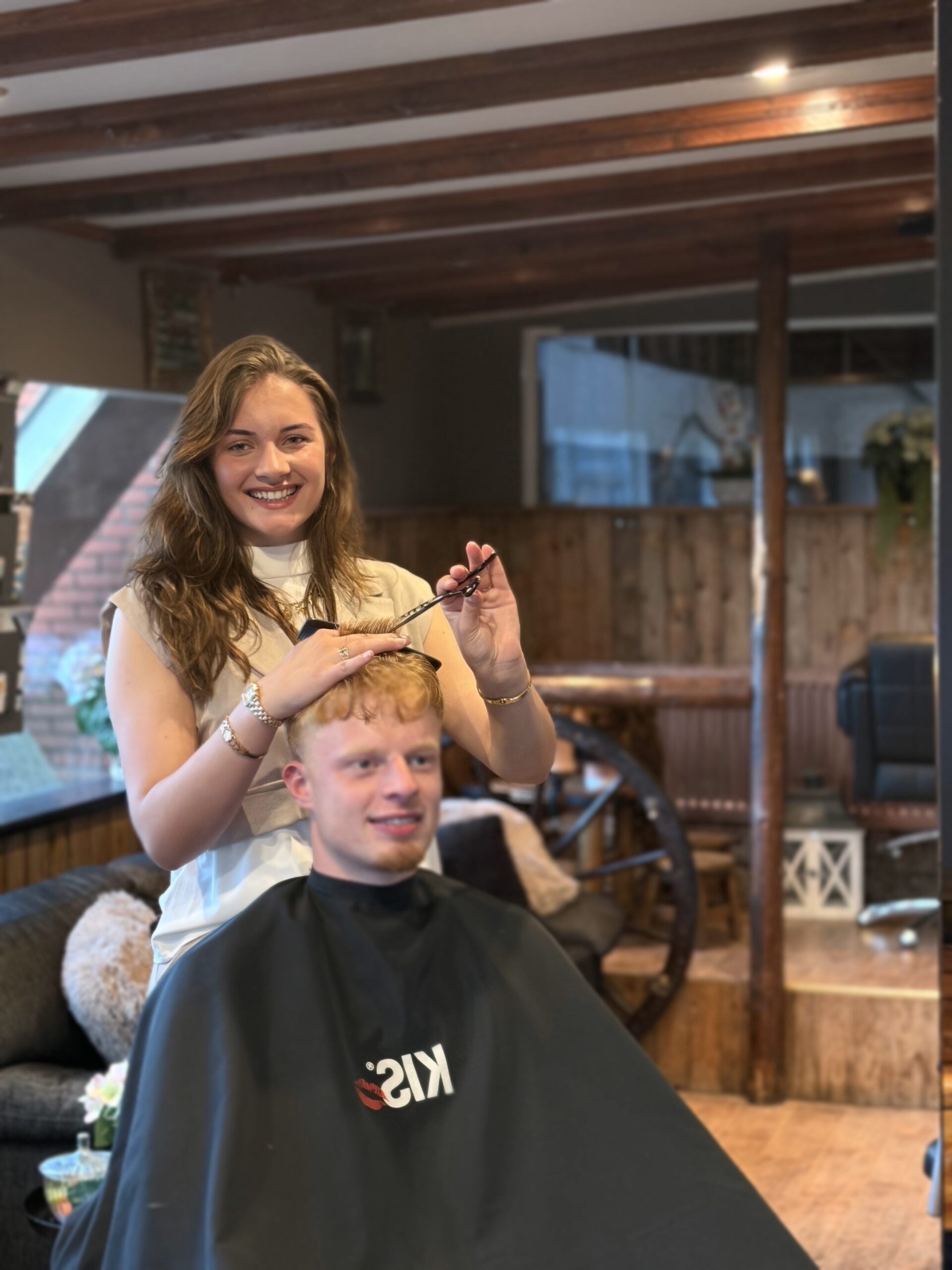Knipbehandeling in de salon