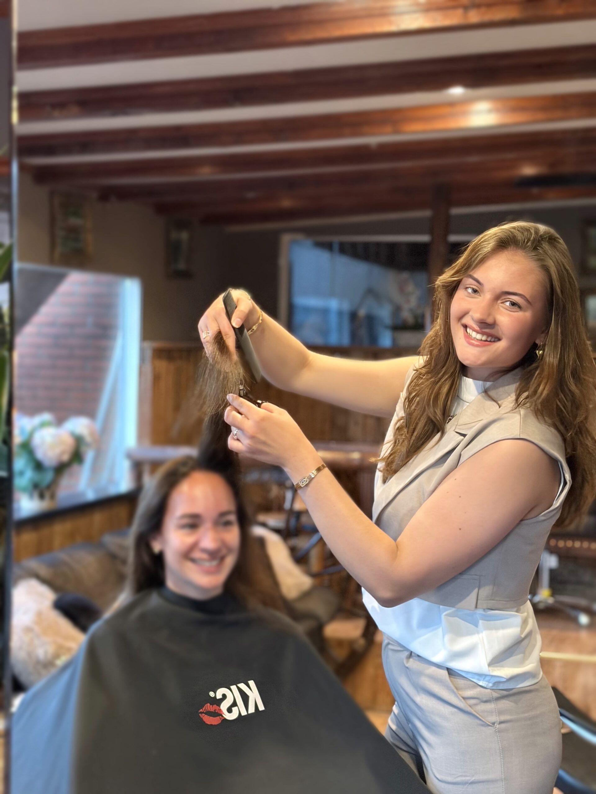 Joëlla werkt aan een kapsel in de salon