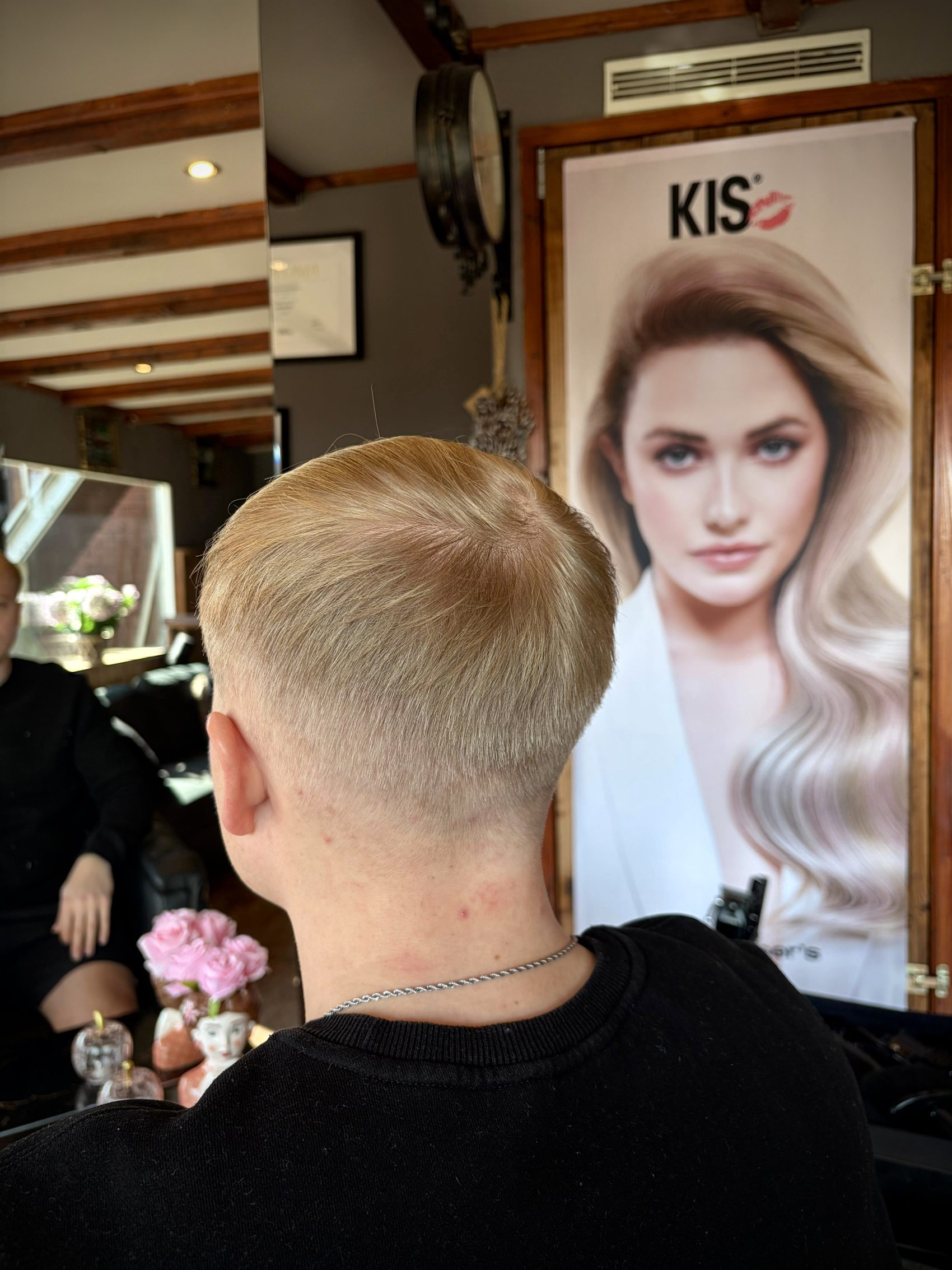 Kort geknipt en gekleurd haar