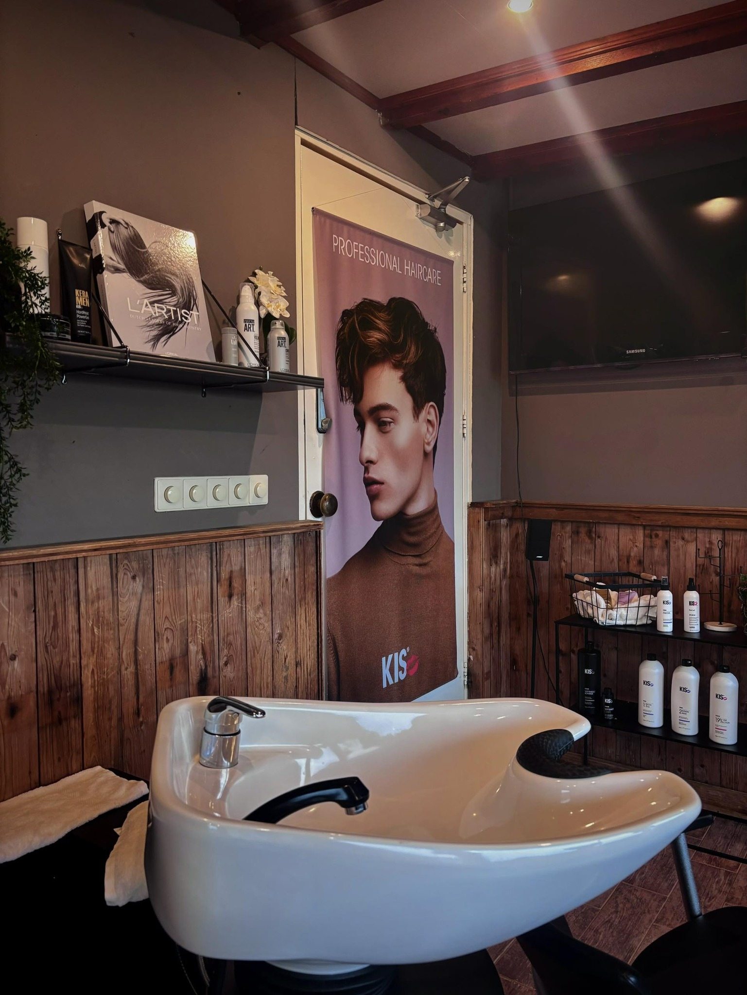 Wasplek en producten in de salon